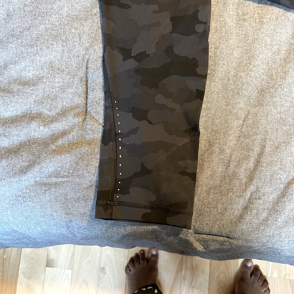 ** NEW** LULULEMON 3/4 legging black camo - Picture 4 of 6
